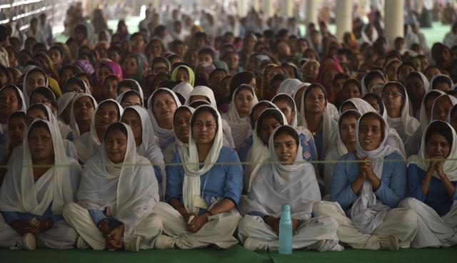 Devotees pay their last rights to Nirankari Baba Hardev Singh. (Vipin Kumar/HT) Devotees pay their last rights to Nirankari Baba Hardev Singh. (Vipin Kumar/HT)
