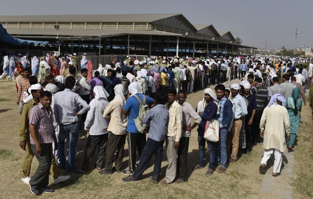 Devotees stand in line at Burari Road to pay their last respects to Nirankari Baba Hardev Singh. (Vipin Kumar/HT) Devotees stand in line at Burari Road to pay their last respects to Nirankari Baba Hardev Singh. (Vipin Kumar/HT)