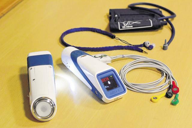 An integrated device to help doctors treat patients during emergency. (Handout Image)