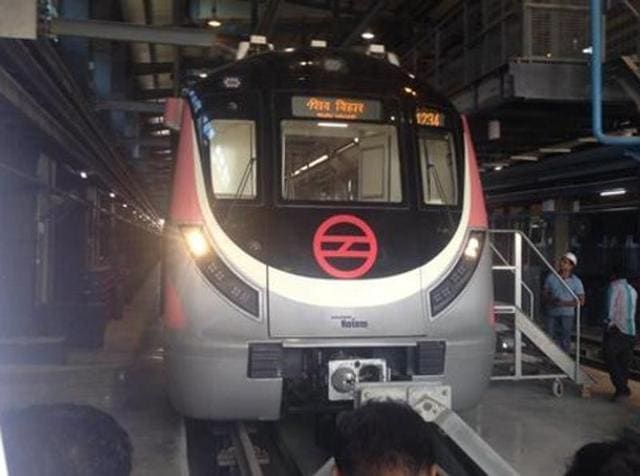 Delhi’s first driverless metro trains at Mukandpur Depot. These new trains will be run by operators till the end of 2017. (HT PHOTO) Delhi’s first driverless metro trains at Mukandpur Depot. These new trains will be run by operators till the end of 2017. (HT PHOTO)