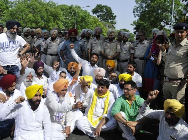 AAP leaders protest outside the residence of Punjab chief minister Parkash Singh Badal in Chandigarh on Monday.(Karun Sharma/HT Photo) AAP leaders protest outside the residence of Punjab chief minister Parkash Singh Badal in Chandigarh on Monday.(Karun Sharma/HT Photo)