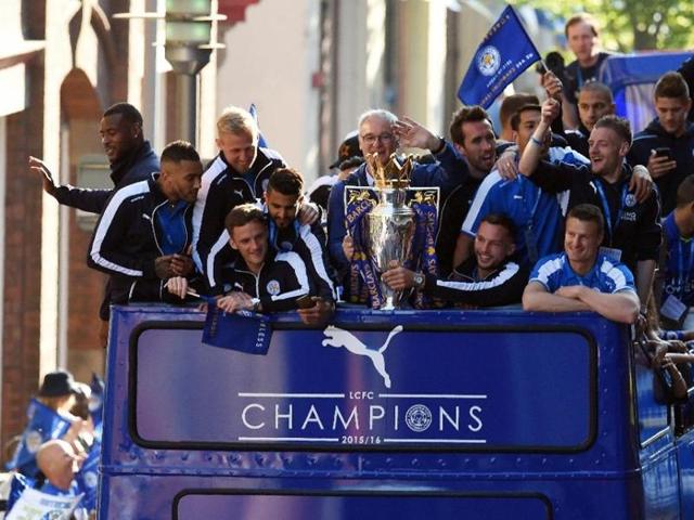 Leicester City’s manager Claudio Ranieri (C) holds the Premier league trophy as the team take part in an open-top bus parade through Leicester. (AFP Photo) Leicester City’s manager Claudio Ranieri (C) holds the Premier league trophy as the team take part in an open-top bus parade through Leicester. (AFP Photo)