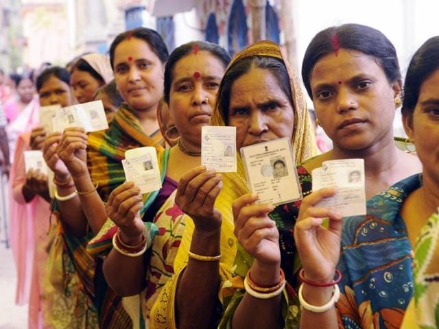 Voters wait in a line to vote at Kacharipatti in Birbhum district. (Subhendu Ghosh/HT Photo)