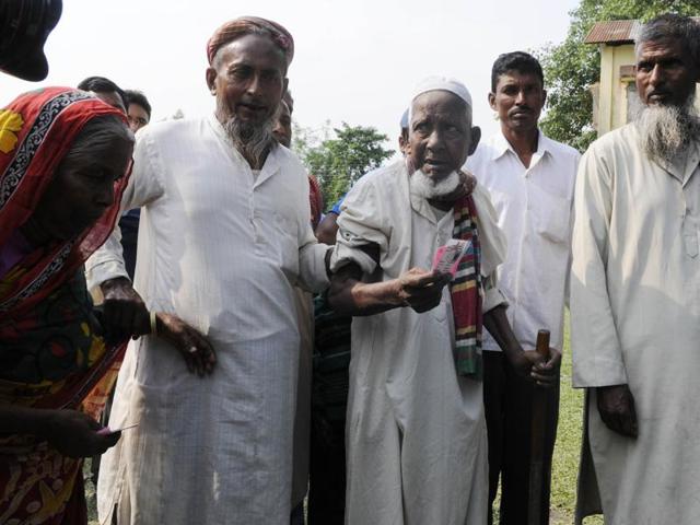 Asgar Ali, 103, an enclave dweller cast his vote for the first time as an Indian citizen, at Cooch Behar. (PTI)