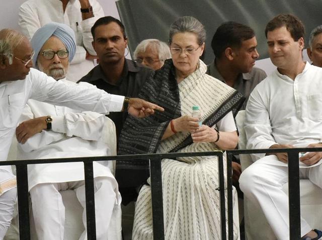 Congress president Sonia Gandhi and vice-president Rahul Gandhi interact with senior party leaders during a protest demonstration at Jantar Mantar in New Delhi.(HT File Photo)