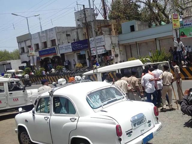 Tension prevailed in Khargone on Monday as some Hindu groups called bandh over the attack on two Shiv Sena leaders. Tension prevailed in Khargone on Monday as some Hindu groups called bandh over the attack on two Shiv Sena leaders.