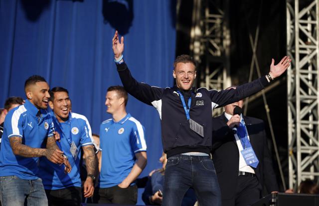 Leicester City's Jamie Vardy on the stage during the parade as Danny Simpson and Leonardo Ulloa look on. (REUTERS) Leicester City's Jamie Vardy on the stage during the parade as Danny Simpson and Leonardo Ulloa look on. (REUTERS)