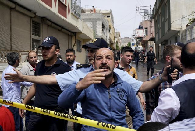 Locals protest against officials asking them to resign as they argue with police about their security concerns after two rockets hit the Turkish town of Kilis near the Syrian border. (REUTERS) Locals protest against officials asking them to resign as they argue with police about their security concerns after two rockets hit the Turkish town of Kilis near the Syrian border. (REUTERS)