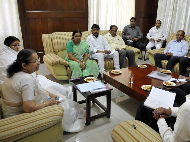 Indore MP Sumitra Mahajan holds a meeting with officials and public representatives on water conservation in Indore. (Arun Mondhe/HT photo) Indore MP Sumitra Mahajan holds a meeting with officials and public representatives on water conservation in Indore. (Arun Mondhe/HT photo)