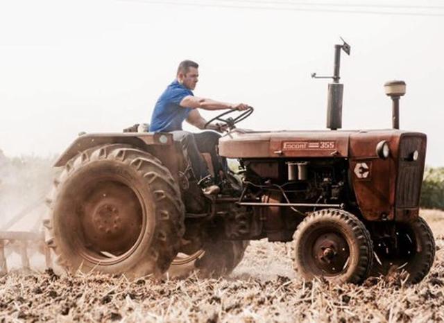 Salman Khan on a tractor in the fields of Punjab during the shoot of Sultan. (Twitter) Salman Khan on a tractor in the fields of Punjab during the shoot of Sultan. (Twitter)
