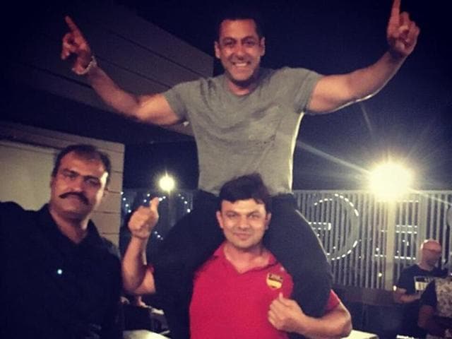 Hind Kesari Jagdish Kaliraman picks up Salman Khan at Sultan wrap party. (Twitter) Hind Kesari Jagdish Kaliraman picks up Salman Khan at Sultan wrap party. (Twitter)