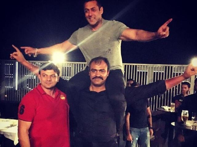 Hind Kesari Palwinder Cheema also lifted Khan at the party. (Twitter) Hind Kesari Palwinder Cheema also lifted Khan at the party. (Twitter)