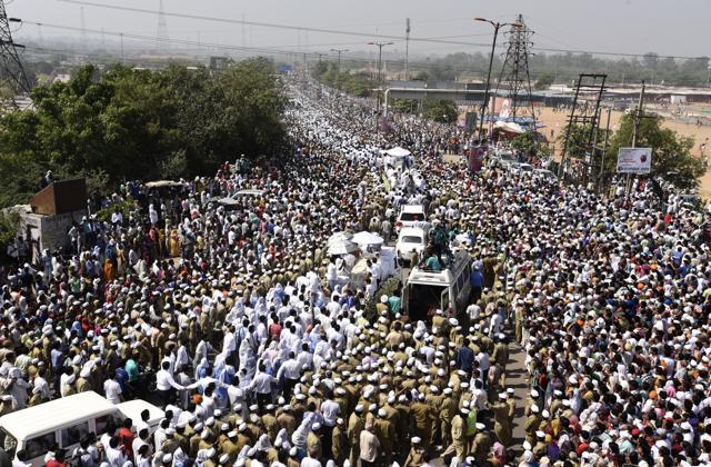 Surging crowds at the funeral procession of Baba Hardev Singh, as it proceeded towards the Nigam Bodh Crematorium Ground in New Delhi. (Sonu Mehta/ Hindustan Times) Surging crowds at the funeral procession of Baba Hardev Singh, as it proceeded towards the Nigam Bodh Crematorium Ground in New Delhi. (Sonu Mehta/ Hindustan Times)