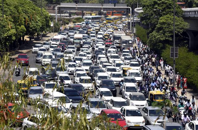 The funeral procession forced parts of Delhi to a standstill.Traffic crawls at Ring Road, near ISBT, which was one of the points on the procession’s route. (Sonu Mehta/ Hindustan Times) The funeral procession forced parts of Delhi to a standstill.Traffic crawls at Ring Road, near ISBT, which was one of the points on the procession’s route. (Sonu Mehta/ Hindustan Times)