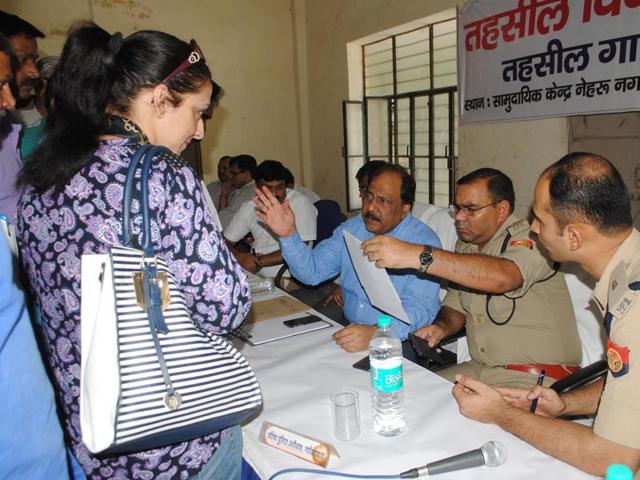 Indirapuram residents approached officials at the Tehsil Diwas held in Nehru Nagar on Tuesday and handed over a complaint. They claimed that some people were allegedly distributing drugs like ganja, brown sugar and smack in the area. (Sakib Ali/ HT Photo) Indirapuram residents approached officials at the Tehsil Diwas held in Nehru Nagar on Tuesday and handed over a complaint. They claimed that some people were allegedly distributing drugs like ganja, brown sugar and smack in the area. (Sakib Ali/ HT Photo)