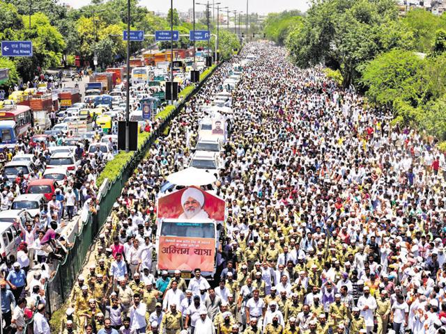 Thousands of devotees joined the funeral procession of spiritual leader and head of Sant Nirankari Mission Baba Hardev Singh who died in a road accident in Canada. (Sanjeev Verma/Hindustan Times) Thousands of devotees joined the funeral procession of spiritual leader and head of Sant Nirankari Mission Baba Hardev Singh who died in a road accident in Canada. (Sanjeev Verma/Hindustan Times)