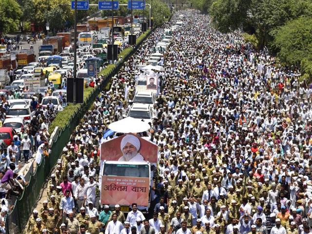 Thousands of devotees joined the funeral procession of departed Sant Nirankari Mission head Baba Hardev Singh as it proceeded towards the Nigam Bodh Crematorium Ground in New Delhi. (Sanjeev Verma/ Hindustan Times) Thousands of devotees joined the funeral procession of departed Sant Nirankari Mission head Baba Hardev Singh as it proceeded towards the Nigam Bodh Crematorium Ground in New Delhi. (Sanjeev Verma/ Hindustan Times)