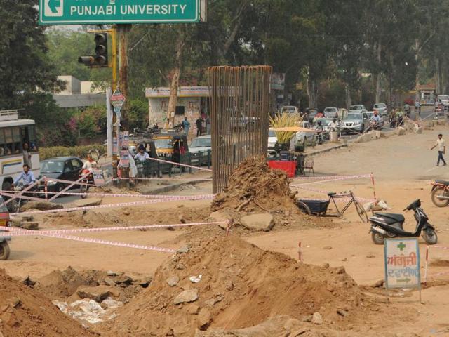 Work on progress near Punjabi University on Rajpura road in Patiala on Tuesday. (Bharat Bhushan/HT Photo) Work on progress near Punjabi University on Rajpura road in Patiala on Tuesday. (Bharat Bhushan/HT Photo)