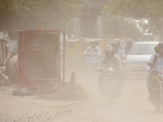 Mukesh Kumar, the co-author of an IIT-Kanpur study on pollution, says Delhi’s air will have twice the normal amount of PM 2.5 in it even if all emission sources are controlled within the city.(Ravi Choudhary/HT Photo)