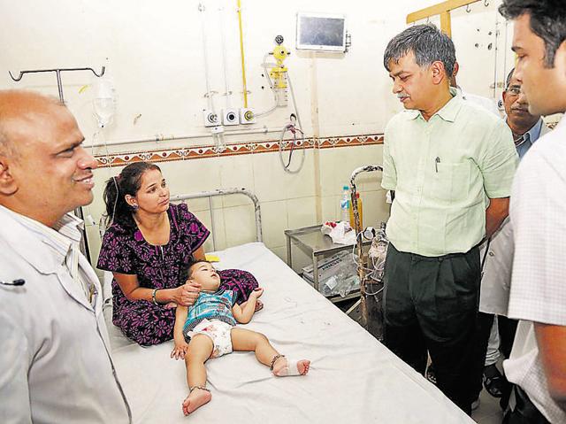 Principal secretary, medical education, Mukesh Sharma  (in light green shirt) speaks to a woman at JLN hospital in Ajmer on Wednesday. (Deepak Sharma/HT photo)
