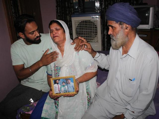 The family of the victim, Gobinder Singh, resident of Vivekananda Park, says he was under severe mental depression after he was thrown behind the bars following a sloppy police investigation.(HT Photo)