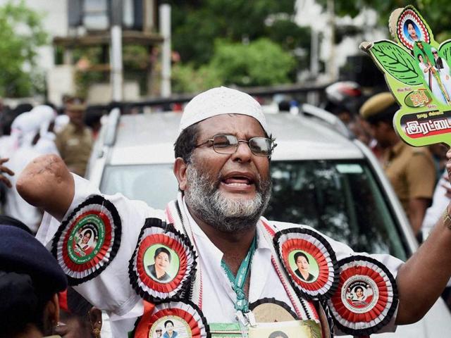 AIADMK supporters in Chennai gather outside Chief Minister J Jayalalithaa’s Poes Garden residence to celebrate their party’s victory in Tamil Nadu’s assembly elections.(PTI)