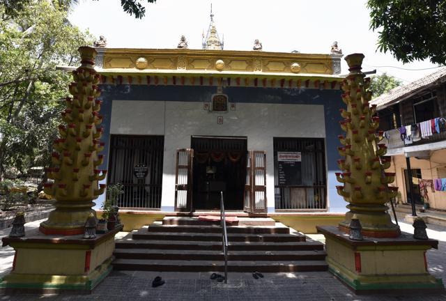 Hidden gems: It took us almost half an hour to find Mankeshwar Temple, which is now hidden in one of the alleys of Love Lane (a locality predominated by Christians). This Shiva temple used to be a landmark for the British to identify Byculla. The shrine was built long before the railway station was constructed. The edifice was renovated by the British. Sculptures of demigods in Roman stuccowork adorn the walls of the temple. In case you cannot find the temple, anybody around the Byculla Police Station will be able to guide you; it’s a two-minute walk from there. (Photo: Kunal Patil/HT)