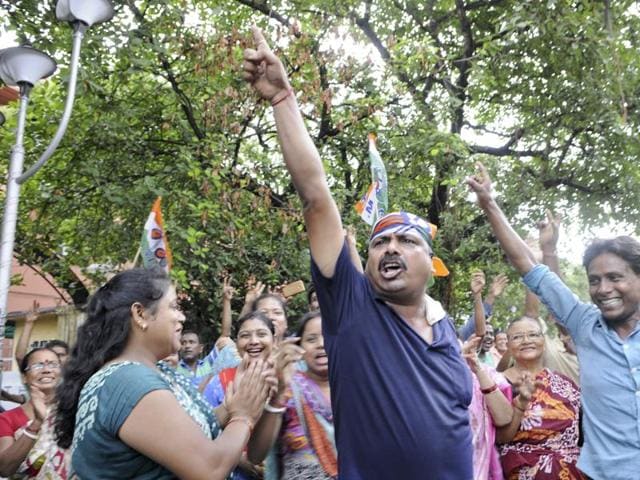 TMC supporters and workers celebrating their win outside the counting centre at Alipur in South Kolkata. (Photo by Subhendu Ghosh/ Hindustan Times)