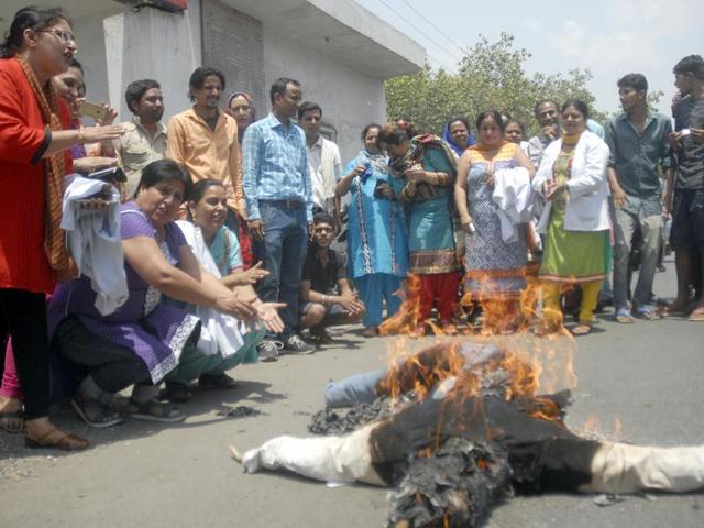 The protesters burnt effigies of Kapil Sharma and blocked the traffic on Majitha Road in Amritsar on Thursday.(HT Photo)