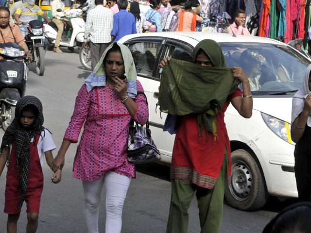 A mother covers her child with a handkerchief to protect him from the blazing sun in Indore. (Arun Mondhe/HT photo) A mother covers her child with a handkerchief to protect him from the blazing sun in Indore. (Arun Mondhe/HT photo)