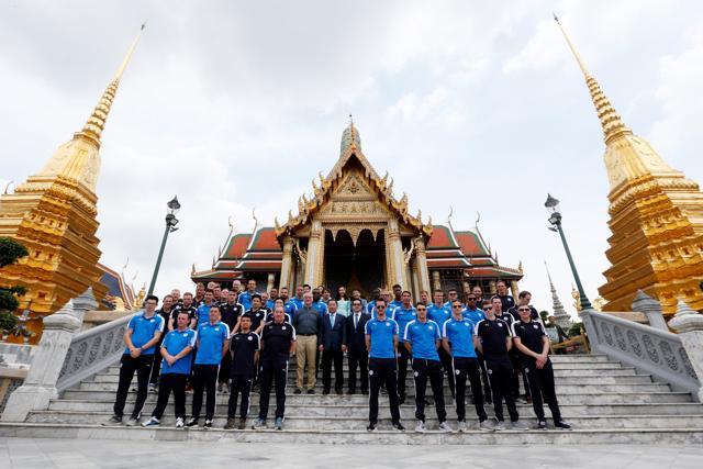 Leicester City players pose in front of the Emerald Buddha temple in Bangkok, on May 19, 2016. (REUTERS) Leicester City players pose in front of the Emerald Buddha temple in Bangkok, on May 19, 2016. (REUTERS)