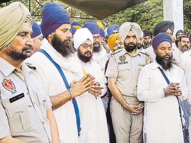 Sikh preacher Ranijt Singh Dhadrianwale (in white turban) at the cremation of his aide Bhupinder Singh in Ludhiana. (HT Photo) Sikh preacher Ranijt Singh Dhadrianwale (in white turban) at the cremation of his aide Bhupinder Singh in Ludhiana. (HT Photo)
