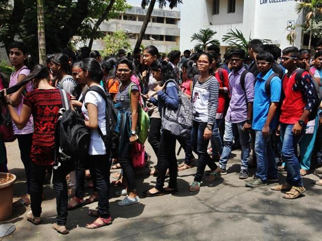 Fighting against the last-minute flip-flop, parents and students staged a protest at Azad Maidan on Friday, May 13.(Pratham Gokhale/HT Photo)