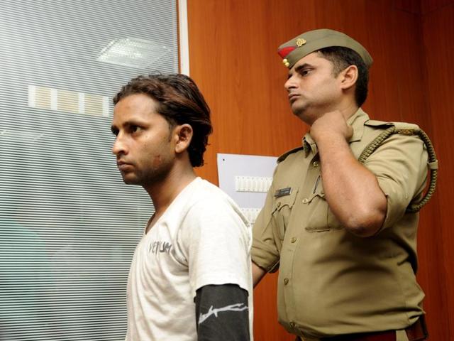 The accused Shakeel (in picture) allegedly entered the shop through the air conditioning duct and stole eight high-end mobile phones.(Burhaan Kinu/HT Photo) The accused Shakeel (in picture) allegedly entered the shop through the air conditioning duct and stole eight high-end mobile phones.(Burhaan Kinu/HT Photo)
