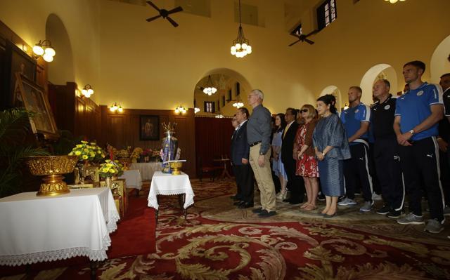 Leicester City vice chairman Aiyawatt Srivaddhanaprabha, front row left to right, chairman Vichai Srivaddhanaprabha, and manager Claudio Ranieri, and their teammate pay respect to the image of Thai King Bhumibol Adulyadej. (AP) Leicester City vice chairman Aiyawatt Srivaddhanaprabha, front row left to right, chairman Vichai Srivaddhanaprabha, and manager Claudio Ranieri, and their teammate pay respect to the image of Thai King Bhumibol Adulyadej. (AP)