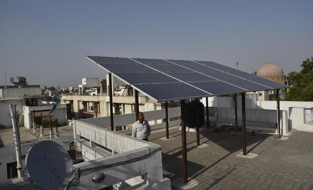 Net metering is a special metering and billing agreement between power utilities and consumers that connects renewable energy generating systems to the discoms’ network and allows consumers to export surplus power to the grid which helps reduce their electricity bills. (Tribhuwan Sharma/ HT Photos) Net metering is a special metering and billing agreement between power utilities and consumers that connects renewable energy generating systems to the discoms’ network and allows consumers to export surplus power to the grid which helps reduce their electricity bills. (Tribhuwan Sharma/ HT Photos)
