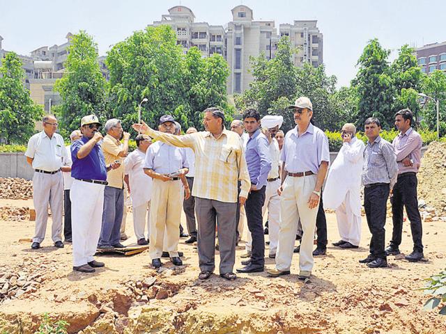 The Gurgaon citizen council (GCC) also came out in support of the RWA and participated in the protest on Thursday. The government authority said no clearance has been given to the CNG pump as yet. (Parveen Kumar/HT) The Gurgaon citizen council (GCC) also came out in support of the RWA and participated in the protest on Thursday. The government authority said no clearance has been given to the CNG pump as yet. (Parveen Kumar/HT)