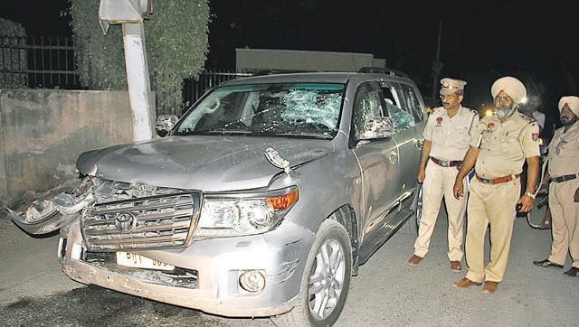 Police at the spot where the cavalcade of Sikh preacher Ranjit Singh Dhadrianwale was attacked in Ludhiana on Tuesday. (HT File Photo)