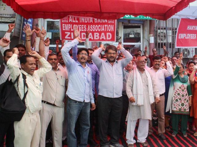 Bank employees raising anti-government slogans in protest against the proposal of acquisition of assets and liabilities of all associate banks of SBI, in Gurgaon on Friday.(PTI)