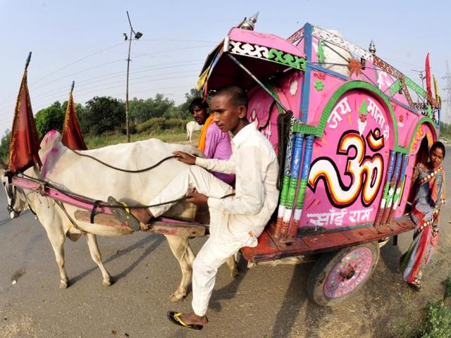 Their carts look more like mobile temples, with pictures of gods, a curtain encasing an inner chamber that houses deities, incense sticks, vermilion ‘teekas’, and music systems playing bhajans. (Ravi Kumar/HT Photo)