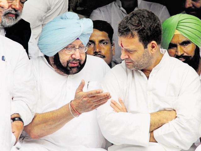 A loss in Punjab to the rookie AAP will embolden the latter to challenge the Congress in other states. Capt Amarinder Singh (left) and Rahul Gandhi both know they can’t afford it.(HT File Photo)