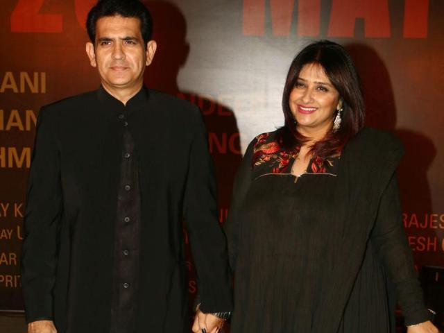 Sarbjit’s director Omung Kumar with his wife at the screening of his film. (AFP)