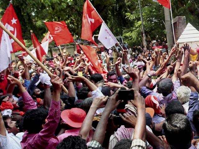LDF candidate actor Mukesh celebrates with supporters after his victory in the Kerala assembly elections.(PTI) LDF candidate actor Mukesh celebrates with supporters after his victory in the Kerala assembly elections.(PTI)