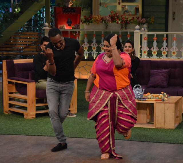 Kiku Sharda teaching DJ Dwayne Bravo some Bollywood moves on the sets of Sony Entertainment elevision`s The Kapil Sharma Show. (IANS) Kiku Sharda teaching DJ Dwayne Bravo some Bollywood moves on the sets of Sony Entertainment elevision`s The Kapil Sharma Show. (IANS)