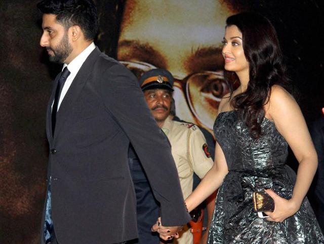 Aishwarya Rai Bachchan and Abhishek Bachchan walk hand in hand to the screening of the former's film Sarbjit in Mumbai. (PTI )