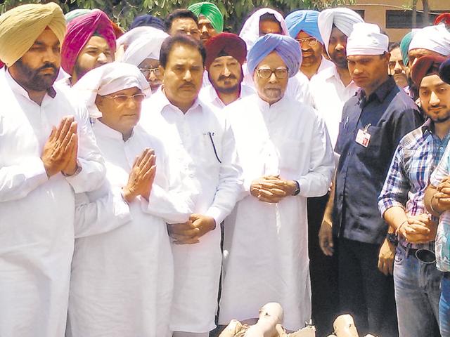 Former prime minister Manmohan Singh (centre), along with his relatives, at the cremation of his nephew ,Mandeep Singh Kohli, near Gurdwara Shaheedan in Amritsar on Thursday. (Gurpreet Singh/HT) Former prime minister Manmohan Singh (centre), along with his relatives, at the cremation of his nephew ,Mandeep Singh Kohli, near Gurdwara Shaheedan in Amritsar on Thursday. (Gurpreet Singh/HT)