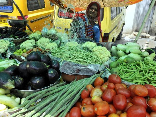 Prices of most vegetables have gone up by 20% to 30% in the last two weeks. (Arun Mondhe/HT photo) Prices of most vegetables have gone up by 20% to 30% in the last two weeks. (Arun Mondhe/HT photo)