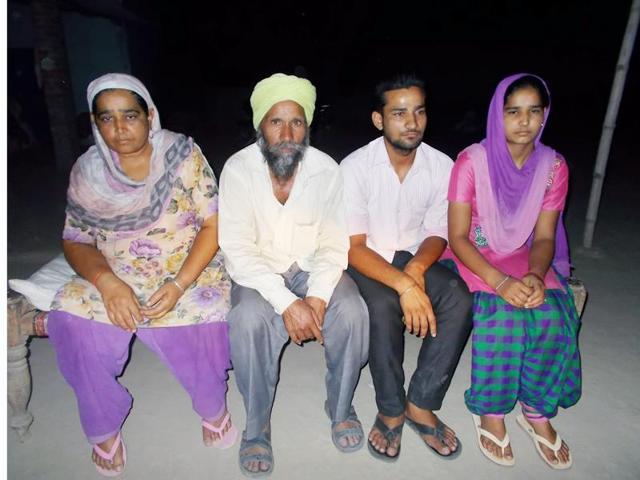 Ever since Manmohan Singh (2-R) migrated from Punjab four decades back, he has hardly set foot outside Uttar Pradesh(HT Photo) Ever since Manmohan Singh (2-R) migrated from Punjab four decades back, he has hardly set foot outside Uttar Pradesh(HT Photo)