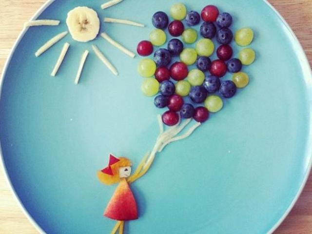 Hold on tight little girl! The grapes will fly you away... (Instagram/) 