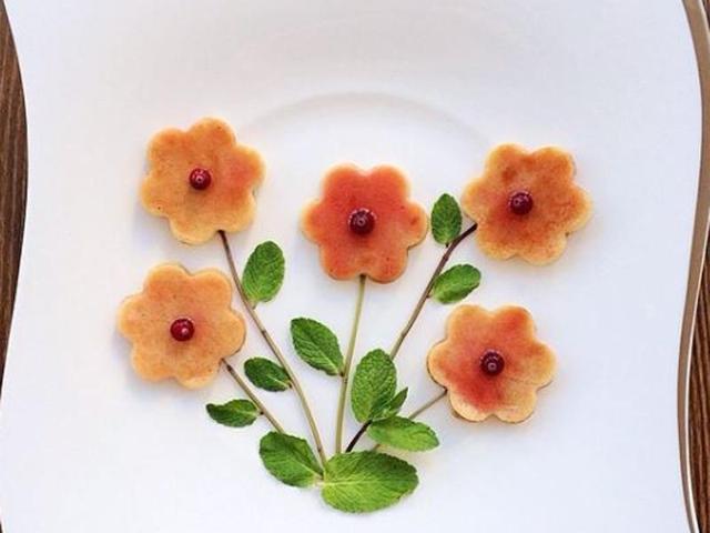 Basil leaves as... leaves actually. The pretty flowers are so pretty! This one looks simple enough for even us to give a try. (Instagram/marusia_cookbook) 